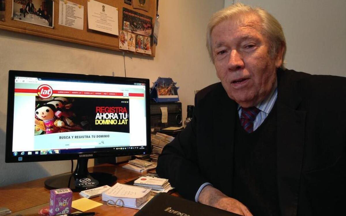 
En su oficina en Buenos Aires, Anthony Harris, uno de los fundadores del dominio .LAT, que saldrá a la venta al público en agosto para empresas y particulares. 
