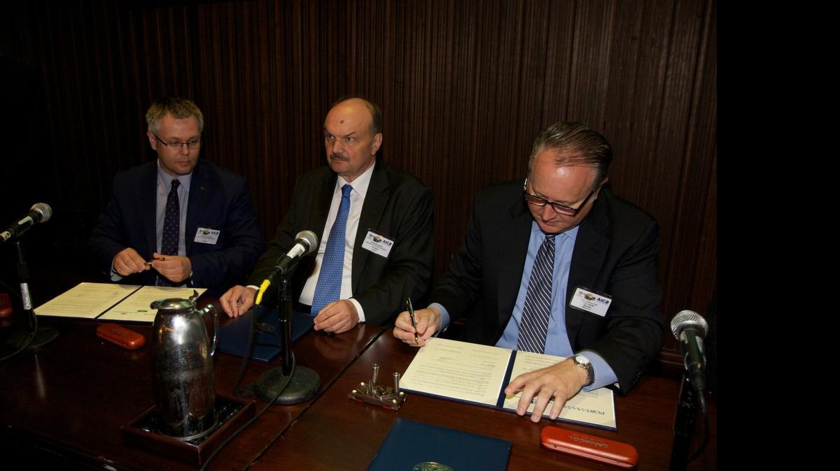 
Durante la celebración del 35 Congreso Hemisférico de Cámaras de Comercio, en el 2014, el Puerto de Miami firmó un acuerdo de colaboración con los puertos polacos de Gdynia y Szczecin-Swinoujscie. De izq. a der., Krzysztof Sadowski, vicepresidente de infraestructura del puerto de Szczecin-Swinoujscie; Janusz Jarosinski, presidente del Puerto de Gdynia; Eric Olafson, gerente de relaciones intergubernamentales y desarrollo de carga del Puerto de Miami.
