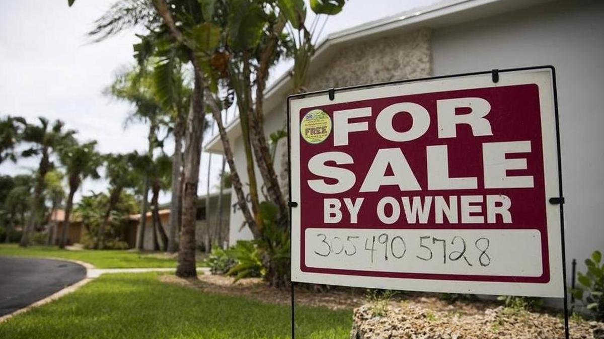 Un aviso de venta en una casa en Pinecrest. Los precios en el sur de la Florida han crecido durante el 2016.