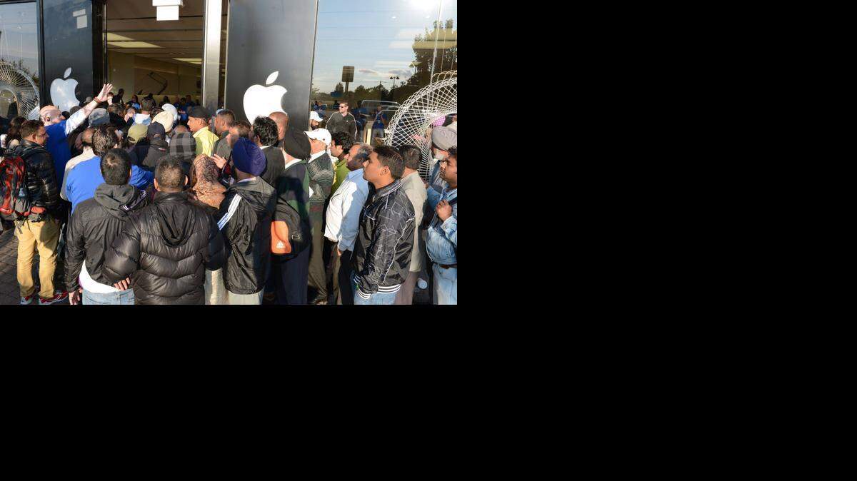 
Decenas de consumidores se aglomeran a la entrada de una tienda de Apple en Woodcliff Lake, Nueva Jersey. Millones de clientes se encuentran en listas de espera por la alta demanda del iPhone 6.


