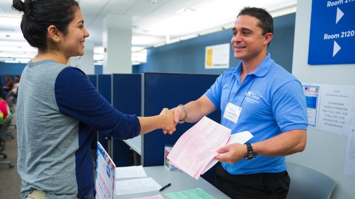 Un voluntario del Miami Dade College que participa en el programa VITA ayuda a una joven con su declaración de impuestos. Este servicio es gratuito y se ofrece en varios recintos del MDC para ancianos, personas de bajos ingresos y aquellas que no dominan el inglés.