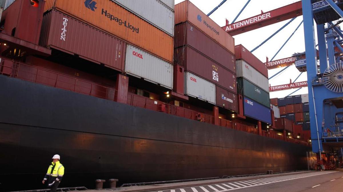 El barco Berlin Express de la naviera Hapag-Lloyd a la espera de bajar su carga en un puerto de Alemania el 19 de octubre de 2009.