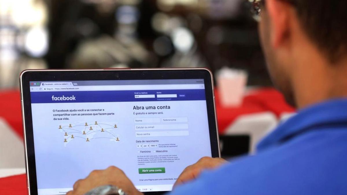 Un usuario de Facebook entra a su página en un restaurante en Brasilia. Los cambios anunciados por el gigante de las redes han generado preocupación en el mundo empresarial.