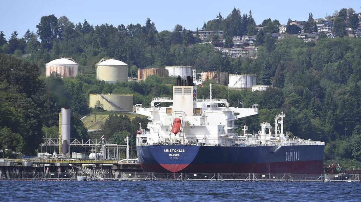 Un petrolero está amarrado en la terminal marítima Trans-Mountain de Kinder Morgan en Burnaby, Columbia Británica, Canadá, el martes 29 de mayo de 2018.
