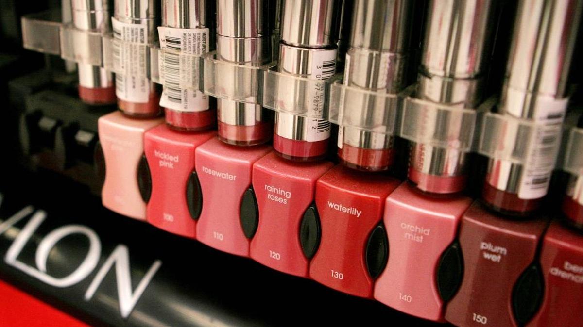 Cosmétios de Revlon son exhibidos en una farmacia en Nueva York. La empresa anunció el lunes que designó a Fabián T. García como su nuevo presidente y CEO.