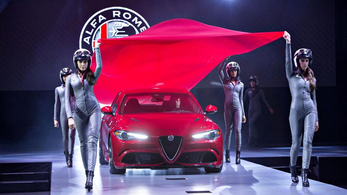 Cuatro modelos descorrieron el velo que cibría al Alfa Romeo Giulia Quadrifoglio del 2017 en el Salón del Auto de Los Angeles.