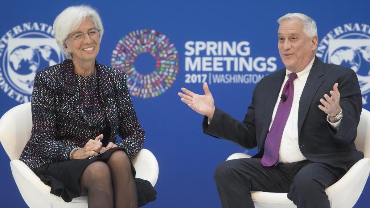 La directora gerente del FMI, Christine Lagarde, conversa con el director del Instituto Aspen, Walter Isaacson, el miércoles en el marco de la asamblea de primavera en Washington.