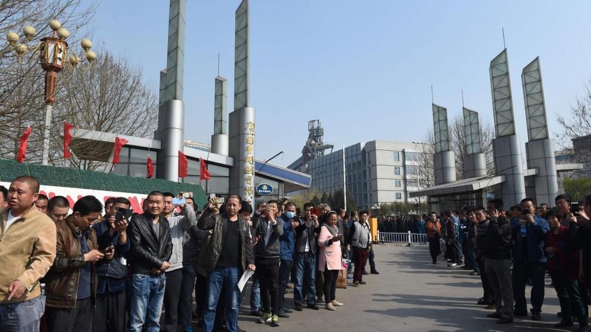 Trabajadores del sector de acero en China protestan el martes en las afueras de la empresa Guofeng Steel Company, en Tangshan, por cerrar una de sus plantas.