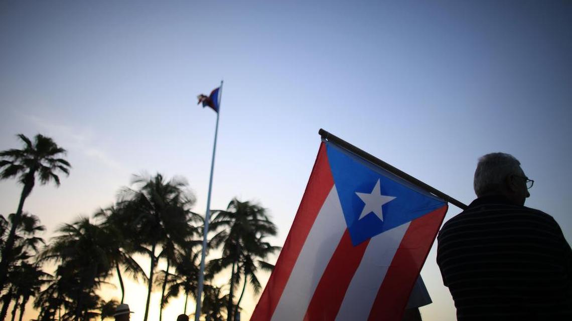 Personas se reúnen frente a la sede del Capitolio de Puerto Rico en enero de 2016 para protestar contra la propuesta del presupuesto de la isla.