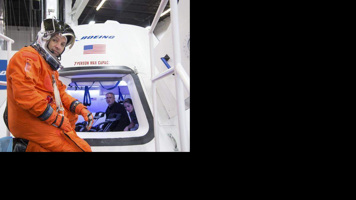 
La NASA eligió en septiembre a Boeing y SpaceX para construir las dos primeras naves espaciales privadas capaces de transportar astronautas a la EEI,
