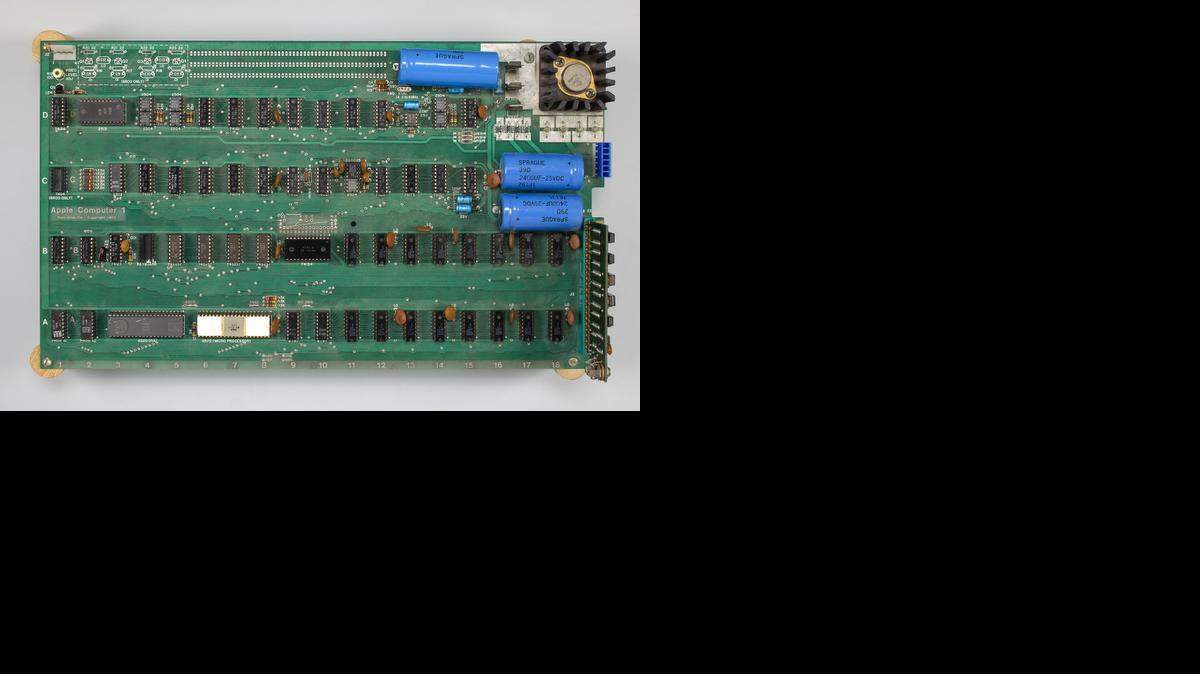 
El mes pasado la casa Bonhams vendió por $905,000 una Apple-1 armada en 1976 por Steve Wozniak.
