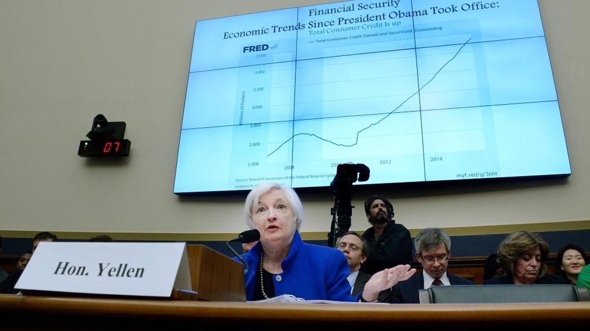 La presidenta de la Reserva Federal (Fed), Janet Yellen, presenta el jueves su informe sobre política monetaria en el Comité de Servicios Financieros de la Cámara de Representantes, en Washington.
