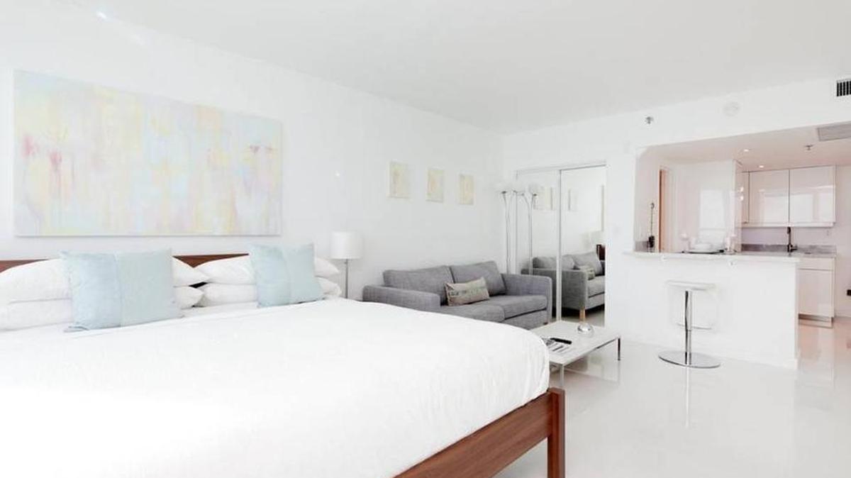 El interior de un condo en Miami Beach que se ofrece para alquiler en Airbnb.