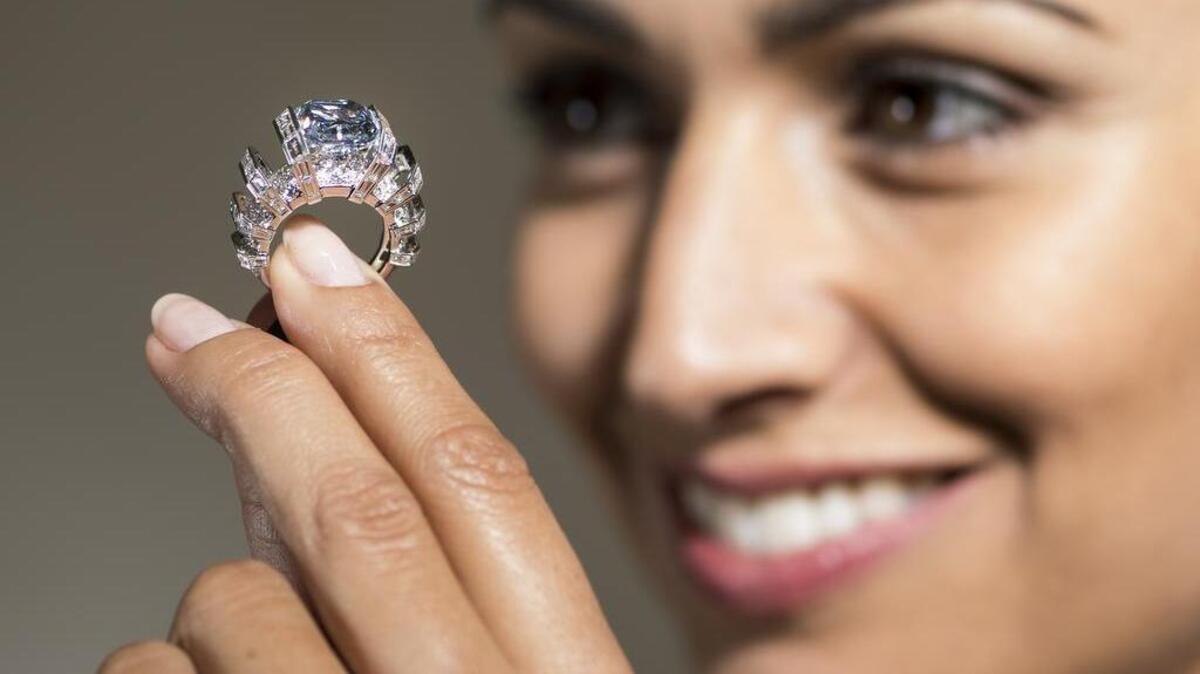 Una modelo muestra el “Sky Blue Diamond”, una joya imperial rusa que se espera alcance $15-25 millones en subasta en Ginebra.