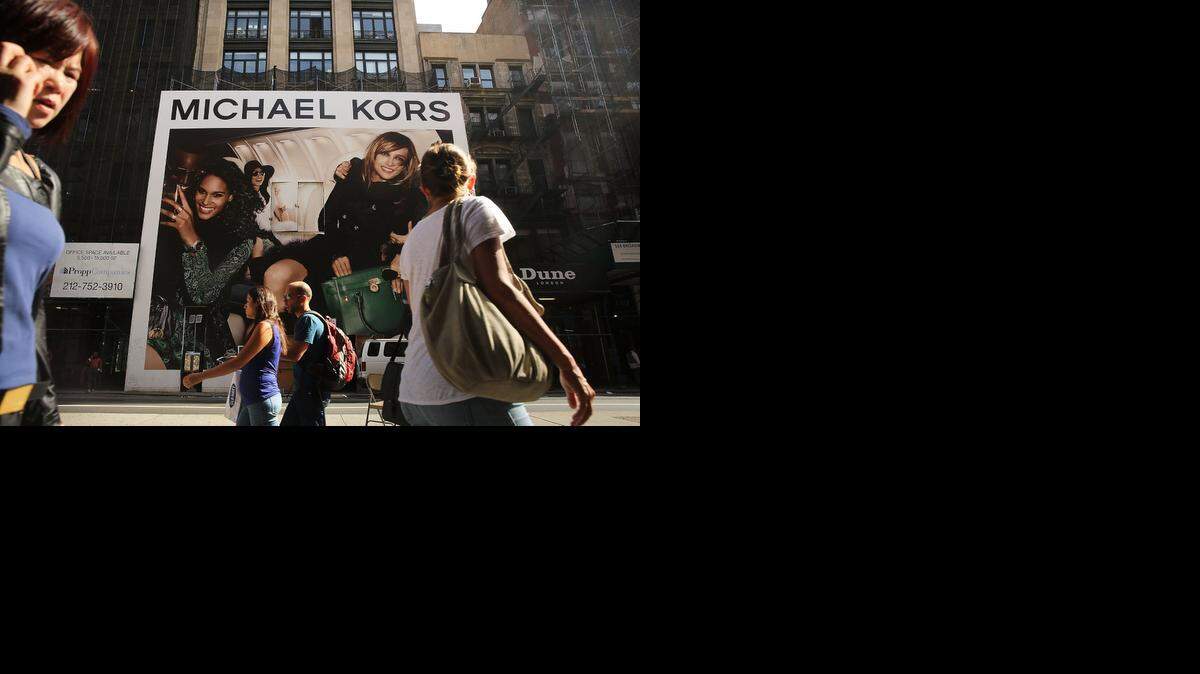
Transeuntes pasan frente a un anuncio comercial de una compañía de ropa en Broadway, Manhattan el miércoles.
