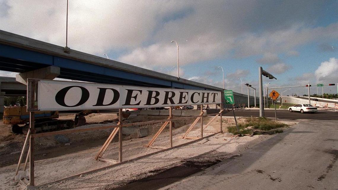 Un aviso de la constructura brasileña Odebrecht en la autopista 826 del condado de Miami-Dade. Foto archivo.
