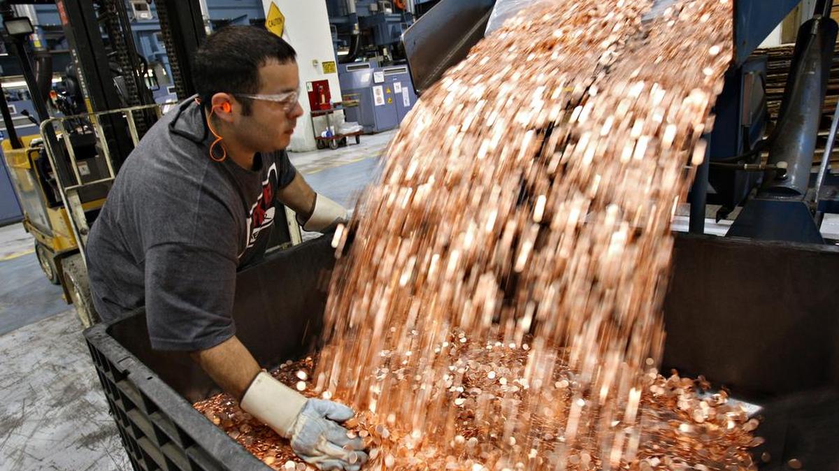 Mike Spinosa transfiere monedas de un centavo en la casa de acuñación de Filadelfia, en esta imagen de archivo.