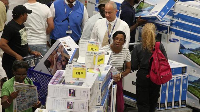 Varios compradores buscan ofertas de diferentes productos en la tienda BrandsMart de Miami, el jueves 26 de noviembre del 2015.