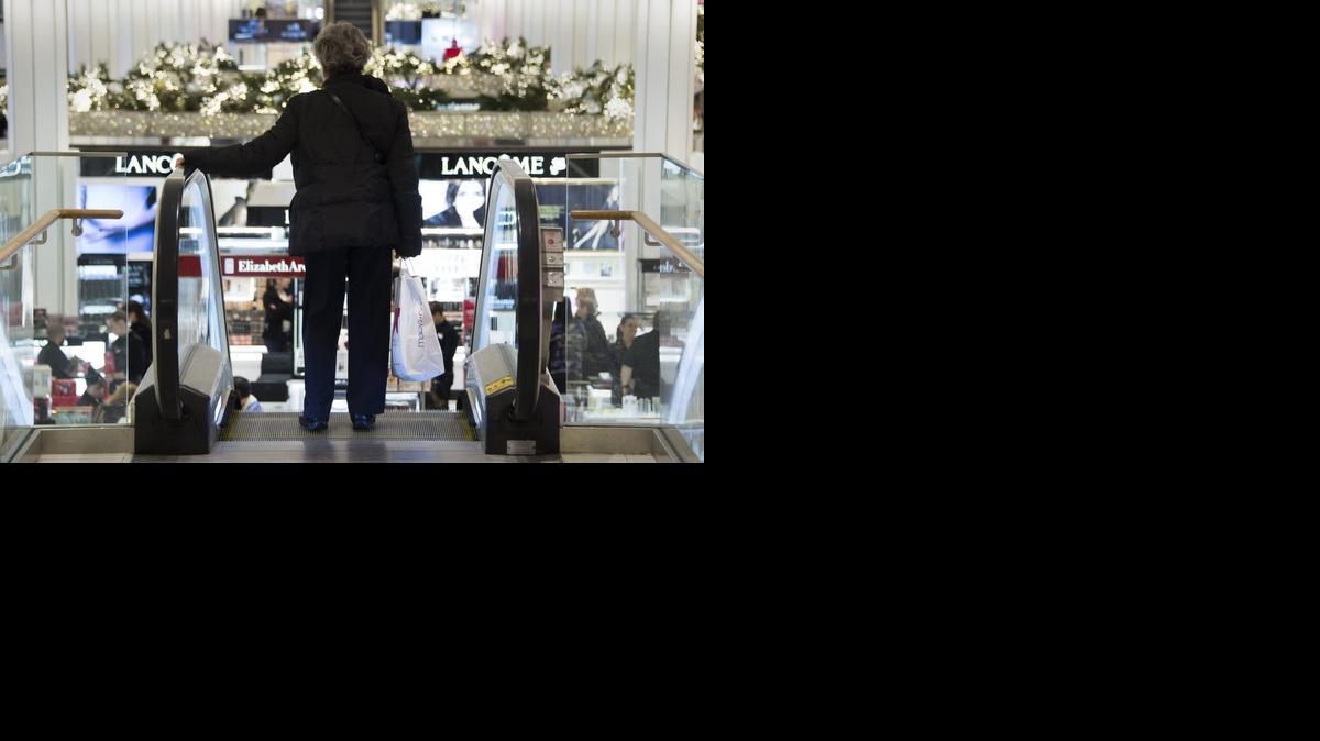 
Una mujer baja por una escalera mecánica en los grandes almacenes Macy's en Nueva York, el viernes. Las ventas al por menor crecieron un 0.3% en octubre.



