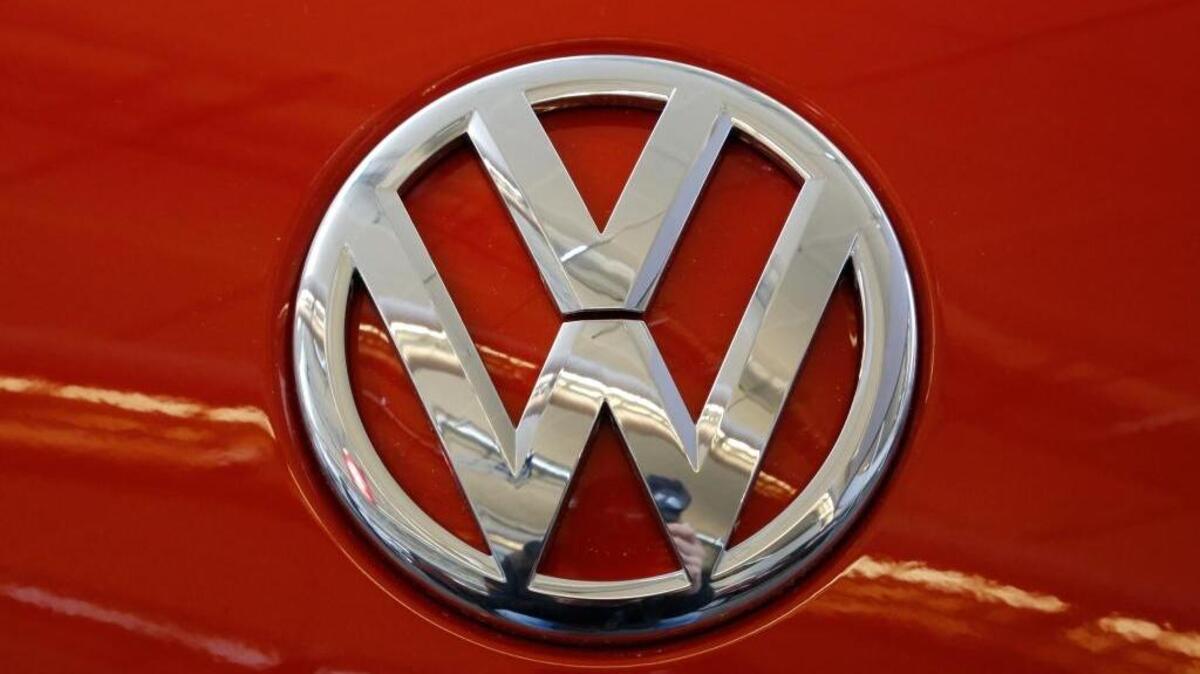 El logo del fabricante alemán de vehículos Volkswagen, en un automóvil el Show Internacional de Autos en Pittsburgh, la semana pasada.