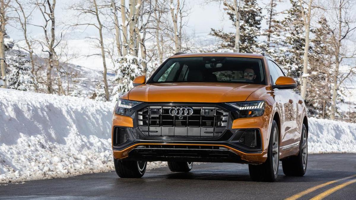 El Q8 tiene un moderno estilo, un interior espacioso y buenas características tecnológicas. Si desea un SUV elegante, lujoso y moderno, el Audi Q8 es una gran elección.