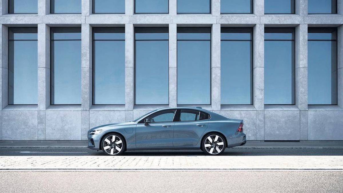 Vista del auto Volvo S60 Recharge 2023.