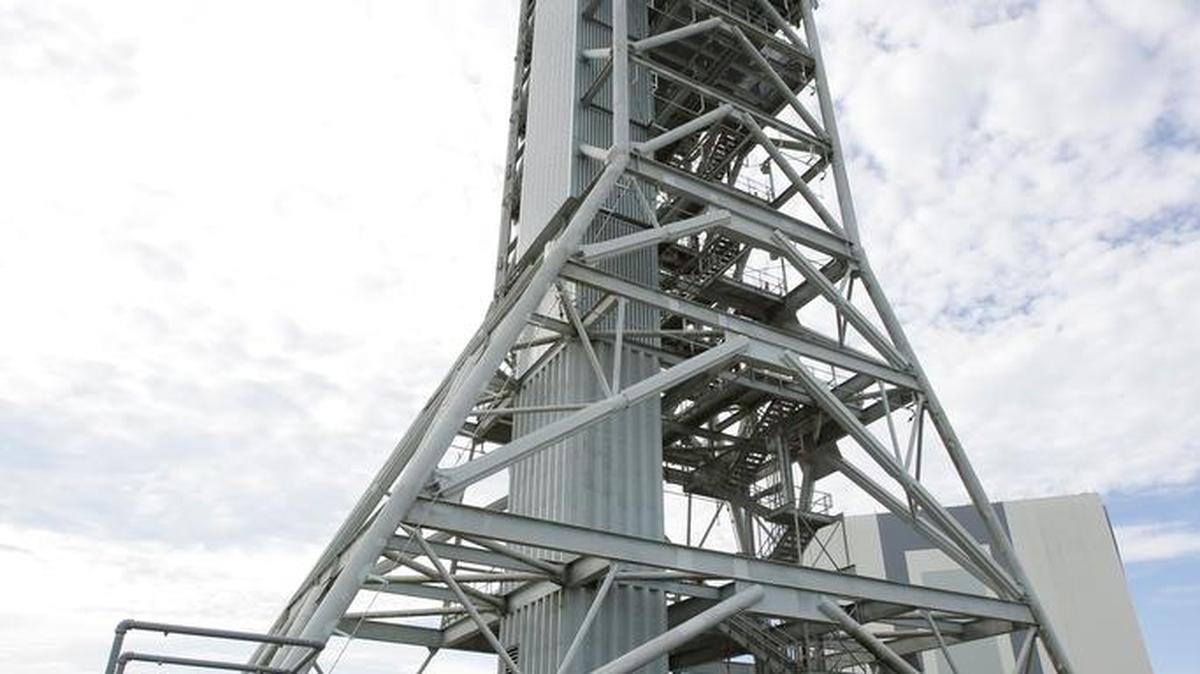 
Imagen del miércoles de una torre de lanzamiento terminadapara el Sistema Espacial de Lanzamiento apoyado por la NASA en el Centro Espacial Kennedy, en Cabo Cañaveral.
