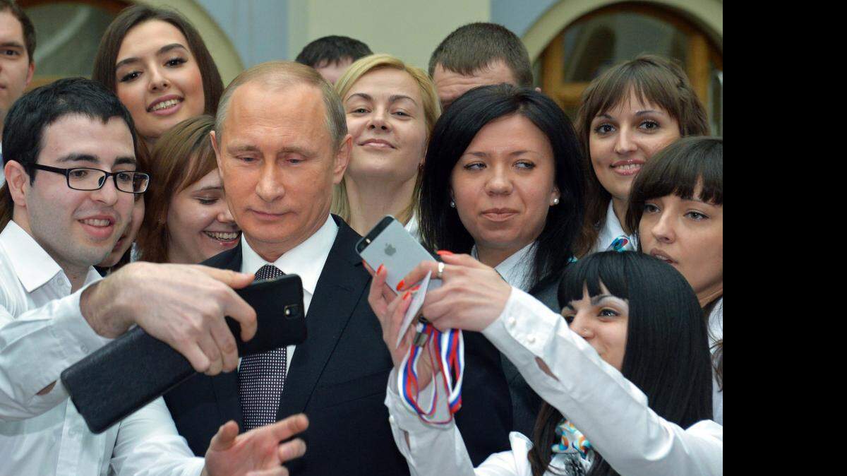 
El presidente de Rusia, Vladimir Putin, alabó el jueves el desempeño de la economía del país, señalando a la recuperación del rublo. 
