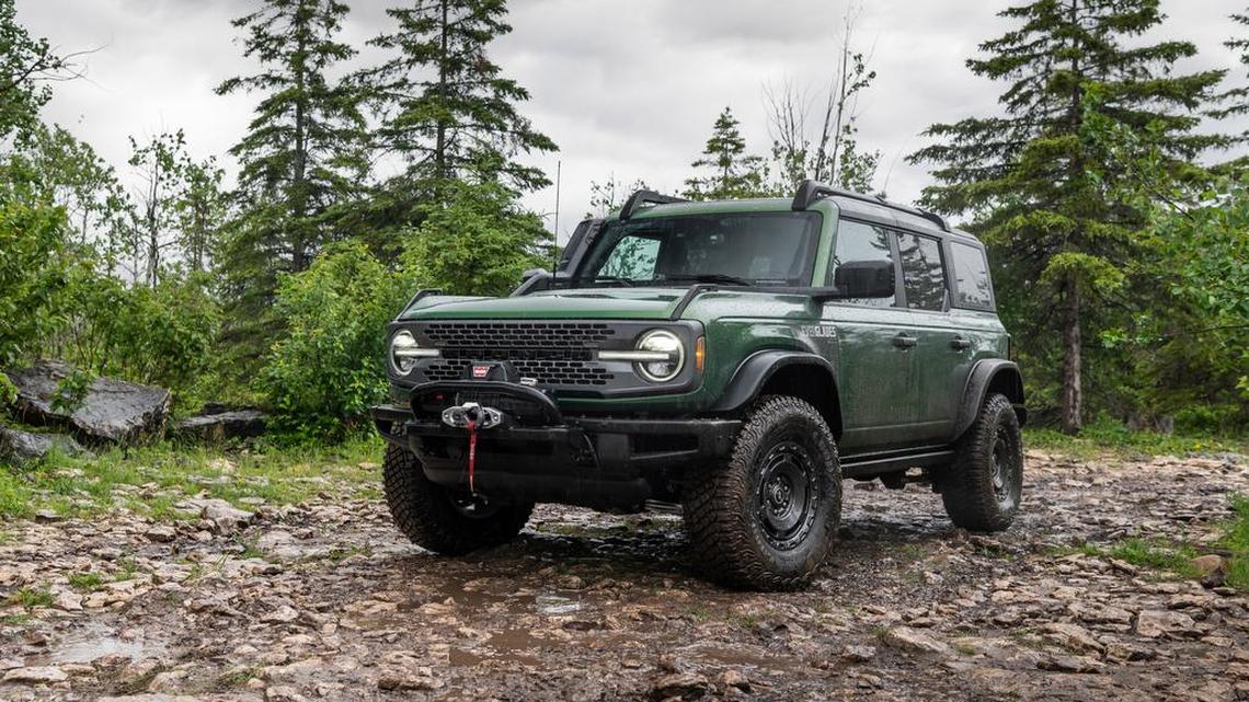 Ford Bronco Everglades de color Eruption Green. Es un todoterreno de gran capacidad, un auto genuinamente divertido y bien ejecutado,para las personas que les gusta salir de aventuras.
