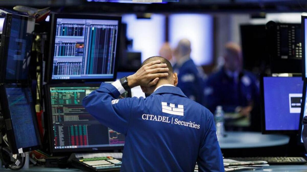 Corredores de bolsa trabajan el miércoles en la Bolsa de Valores de Nueva York. Wall Street cerró con fuertes pérdidas, que se aceleraron en la última media hora de la jornada.