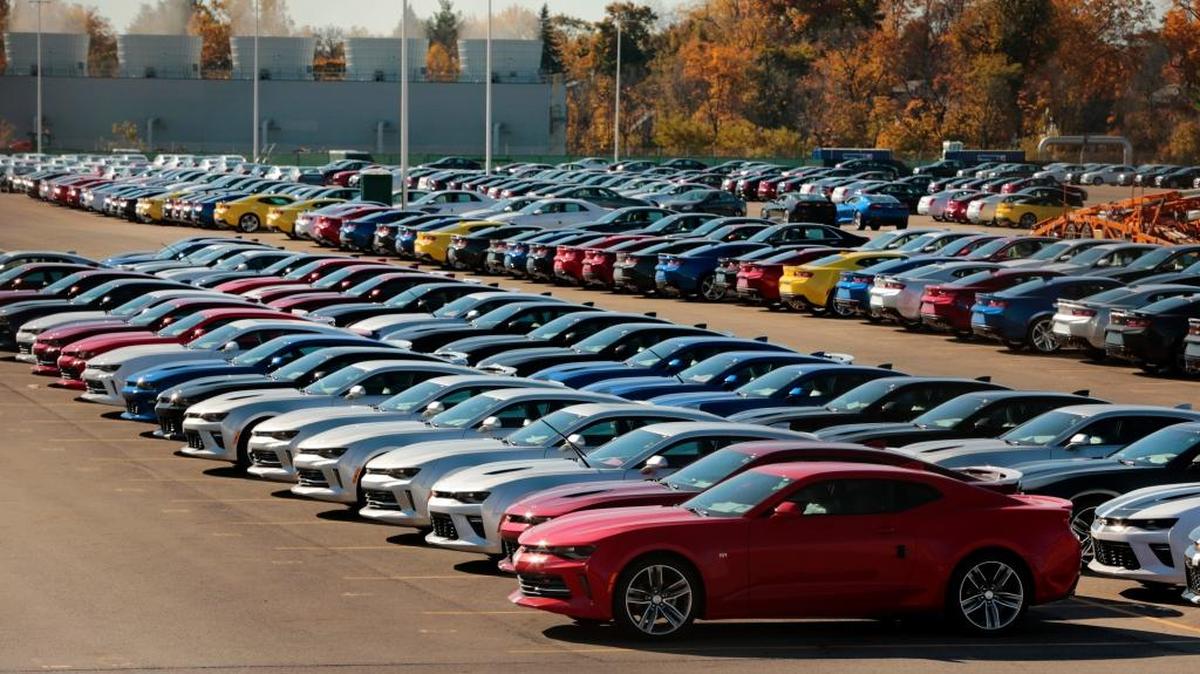 Chevrolet Camaros estacionados en la planta ensambladora de General Motors Co. en Lansing, Michigan, en octubre pasado.