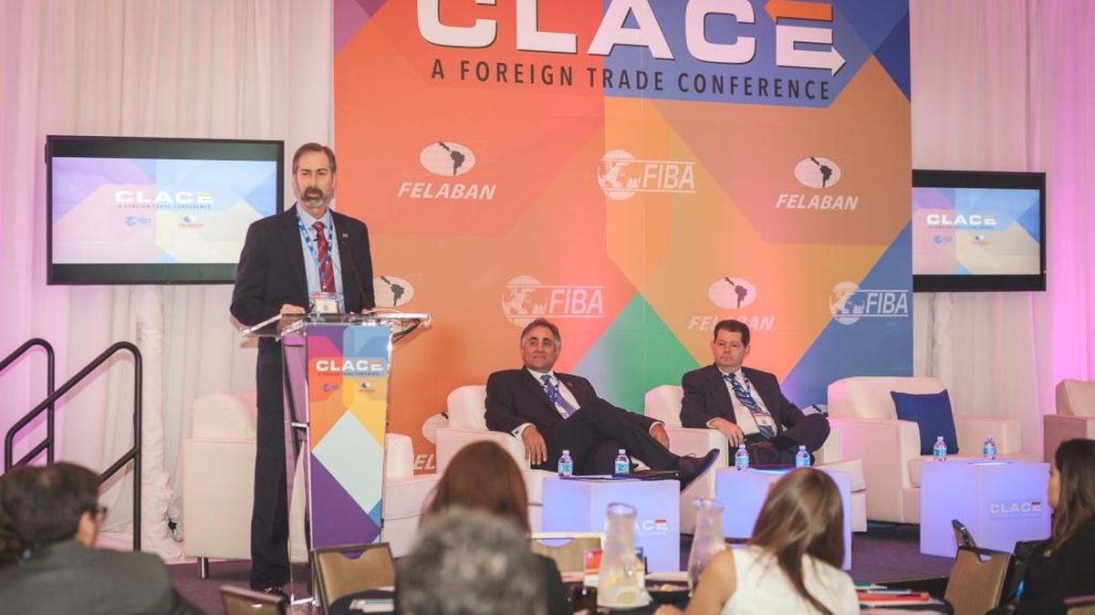 David Schwartz, presidente y director ejecutivo de FIBA, habla el lunes en el Congreso Latinoamericano de Comercio Exterior, en Miami.