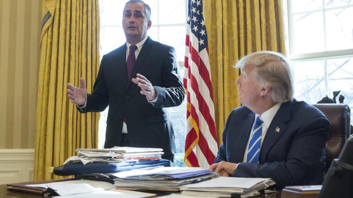 El consejero delegado del fabricante de microprocesadores Intel, Brian Krzanich (izq.), conversa con el presidente de EEUU, Donald J. Trump, el miércoles en la Casa Blanca en Washington.