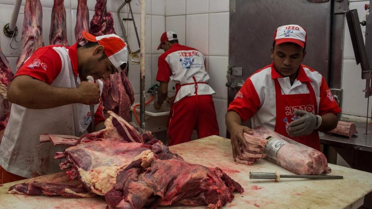 Carniceros trabajan en el mercado Lapa de Sao Paulo. Brasil acudió a la OMC después de que varios países bloquearon sus exportaciones de carnes, tras el escándalo.