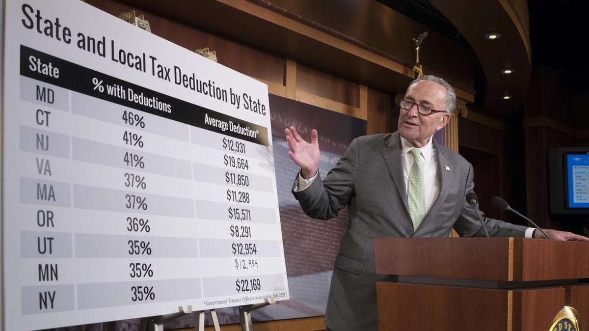 El líder de la minoría en el Senado, Chuck Schumer, demócrata por Nueva York, explica sus puntos de vista en una conferencia en el Capitolio el jueves.