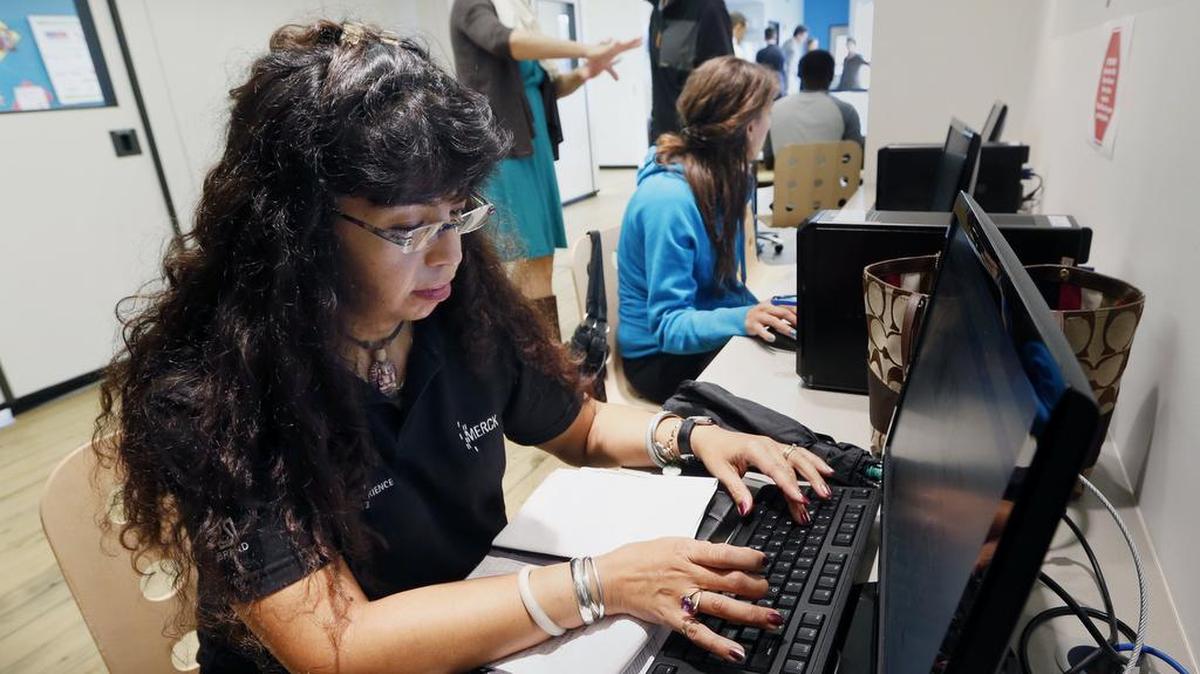 Las solicitudes semanales de subsidio de desempleo en el país subieron en 7,000 la semana pasada y se situaron en 284,000. Muchos empleados en el país han experimentado una fuerte caída de sus salarios.