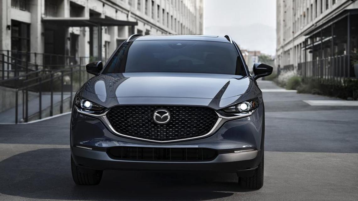 El nuevo Mazda CX-30 satisface todos los requisitos habituales de comodidad, seguridad y tecnología y avanza con su estilo agudo, refinamiento interior y buen rendimiento.