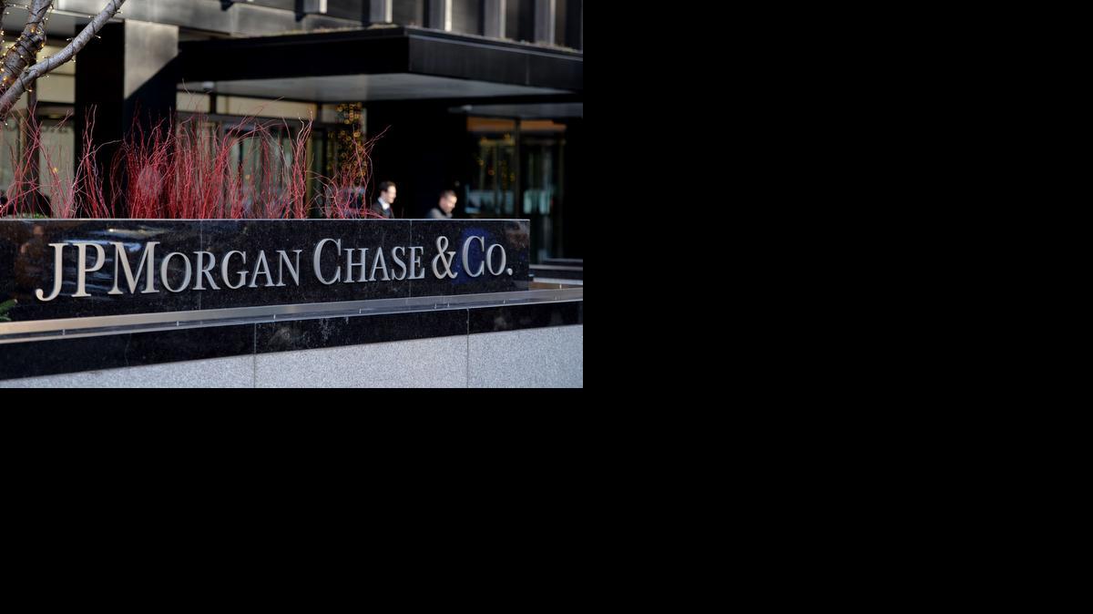 <cutline_leadin>JPMorgan Chase</cutline_leadin>, sin aludir al eventual cobro de comisiones, anunció el martes que decidió reducir en varios miles de millones de dólares los depósitos de instituciones financieras.