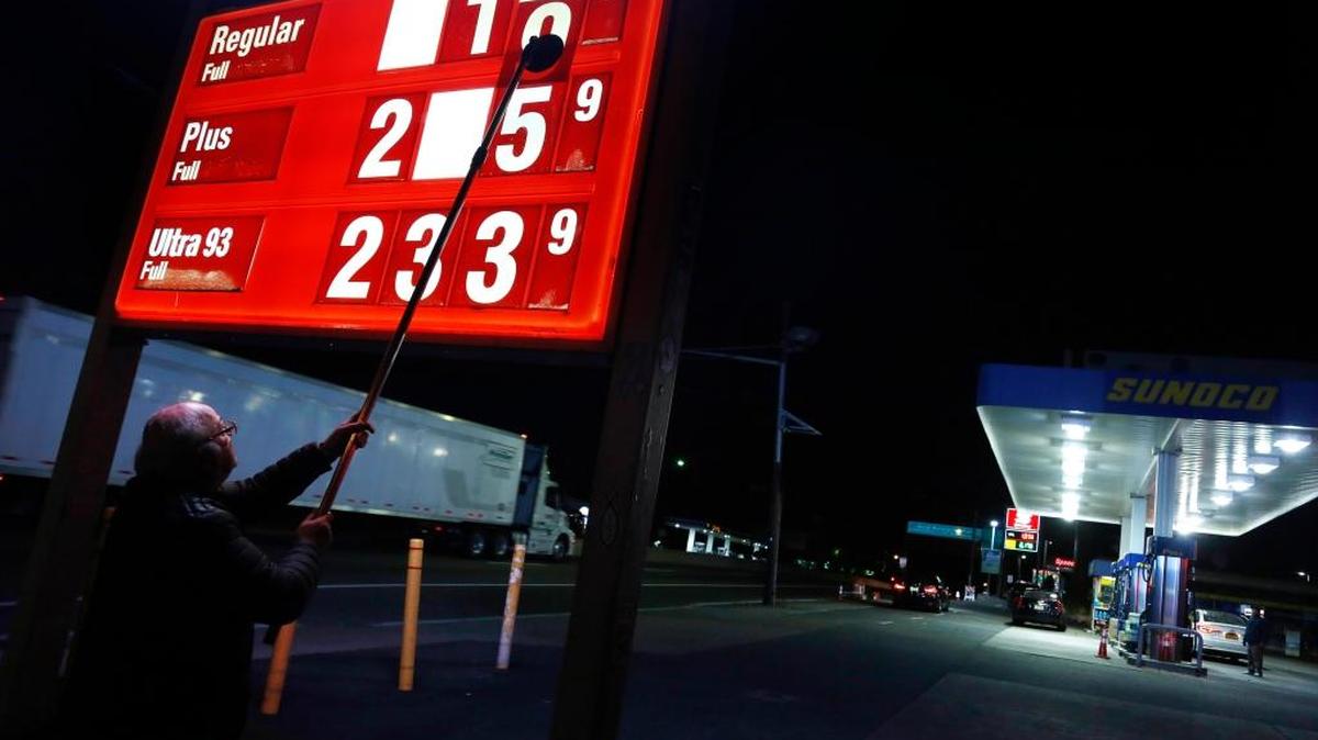 León Balagula cambia el miércoles los precios de la gasolina en una estación en Nueva Jersey.