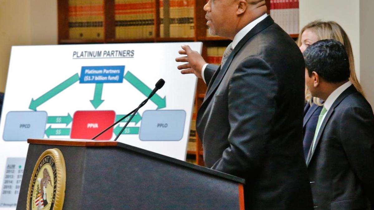 El fiscal federal Robert Capers habla el lunes sobre los cargos presentados contra el fondo de inversiones Platinum Partners.