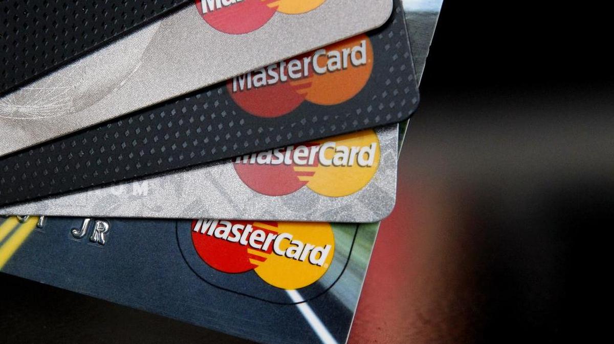 Tarjetas de crédito MasterCard son mostradas para un fotógrafo.