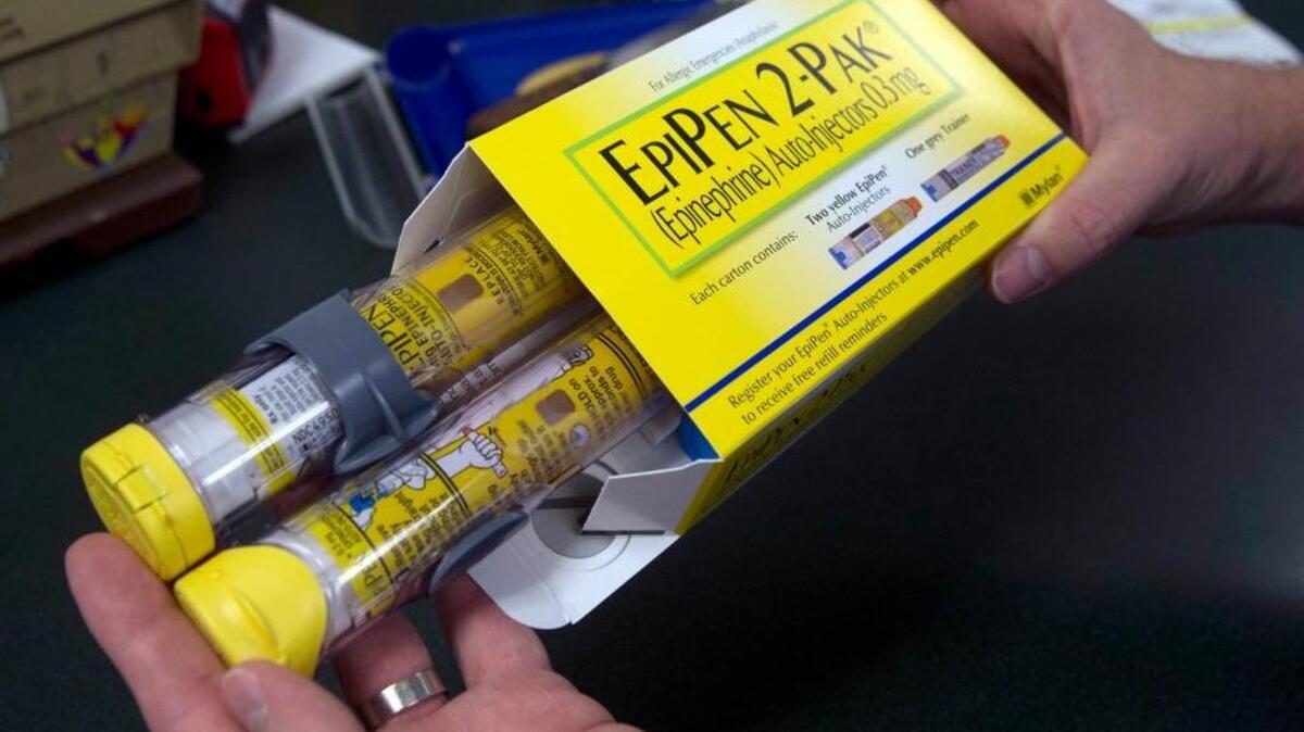 El presidente electo Donald Trump arremetió el miércoles contra la industria farmacéutica estadounidense, acusándola de ser un “desastre” por vender en Estados Unidos medicamentos fabricados en el extranjero y salir “indemne” pese a ello.