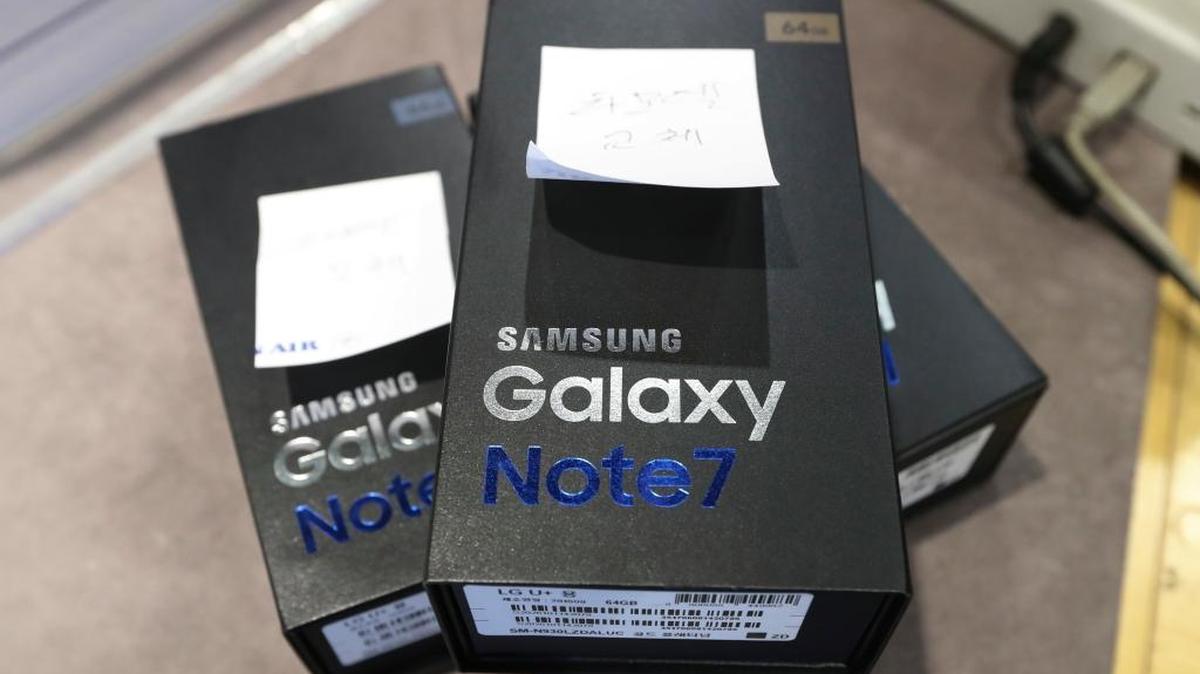 Samsung Electronics anunció el lunes que ofrece teléfonos de reemplazo a los usuarios del Galaxy Note 7 con vuelos internacionales.