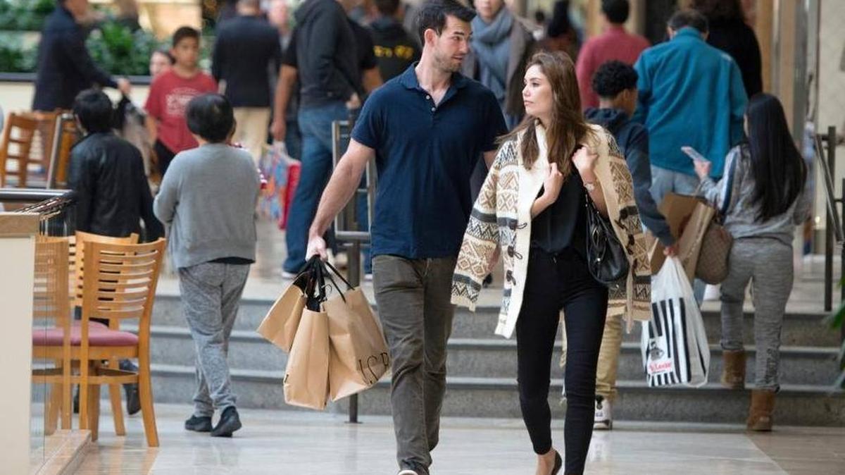No lleve carteras ni bolsos, lleve el monedero y la tarjeta de crédito en un bolsillo delantero pergado a su cuerpo.