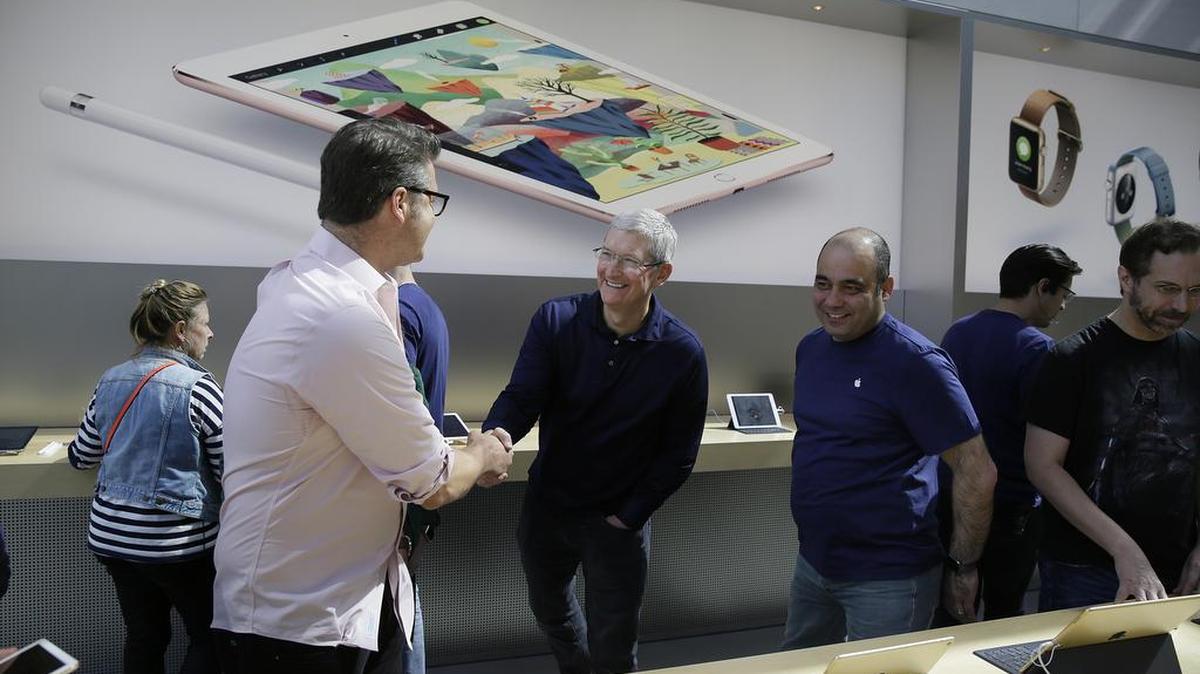 El ejecutivo principal de Apple, Tim Cook, saluda a los clientes que visitaban la tienda Apple el jueves en Palo Alto, California.