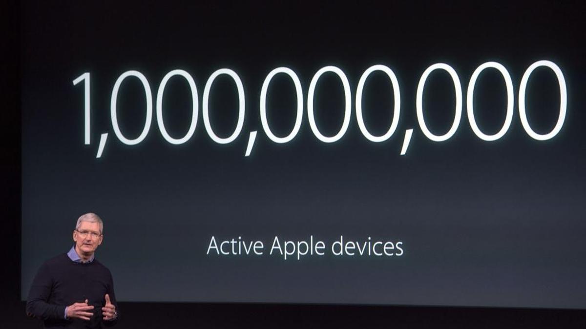 El consejero delegado de Apple, Tim Cook, habla el lunes durante un evento en la sede principal de esa empresa, en Cupertino, California.