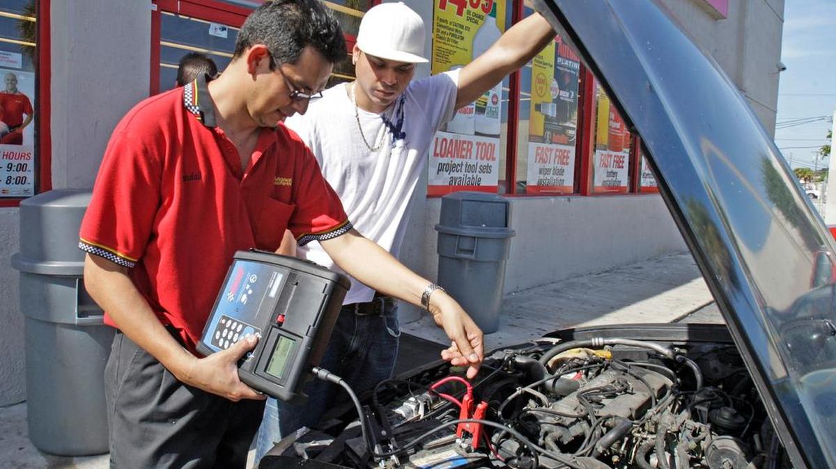 Un empleado de Advance Auto Parts prueba una batería.