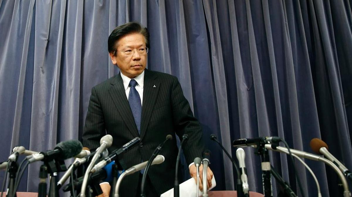 El presidente del fabricante nipón de vehículos Mitsubishi Motors, Tetsuro Aikawa, ofrece una rueda de prensa el martes en el Ministerio de Transporte e Infraestructura en Tokio. La empresa reconoció que cometió irregularidades al medir el consumo de combustible de sus vehículos desde hace 25 años.