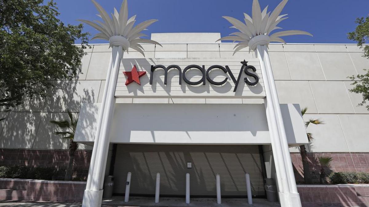 La entrada a los grandes almacenes Macy's está cerrada detrás de las barreras y las persianas permanecen cerradas en Orlando, Florida. Macy's dijo el jueves 25 de junio que despedirá a 3,900 empleados corporativos, aproximadamente el 3 por ciento de su fuerza laboral general, ya que la pandemia tiene un costo financiero en el negocio del minorista.