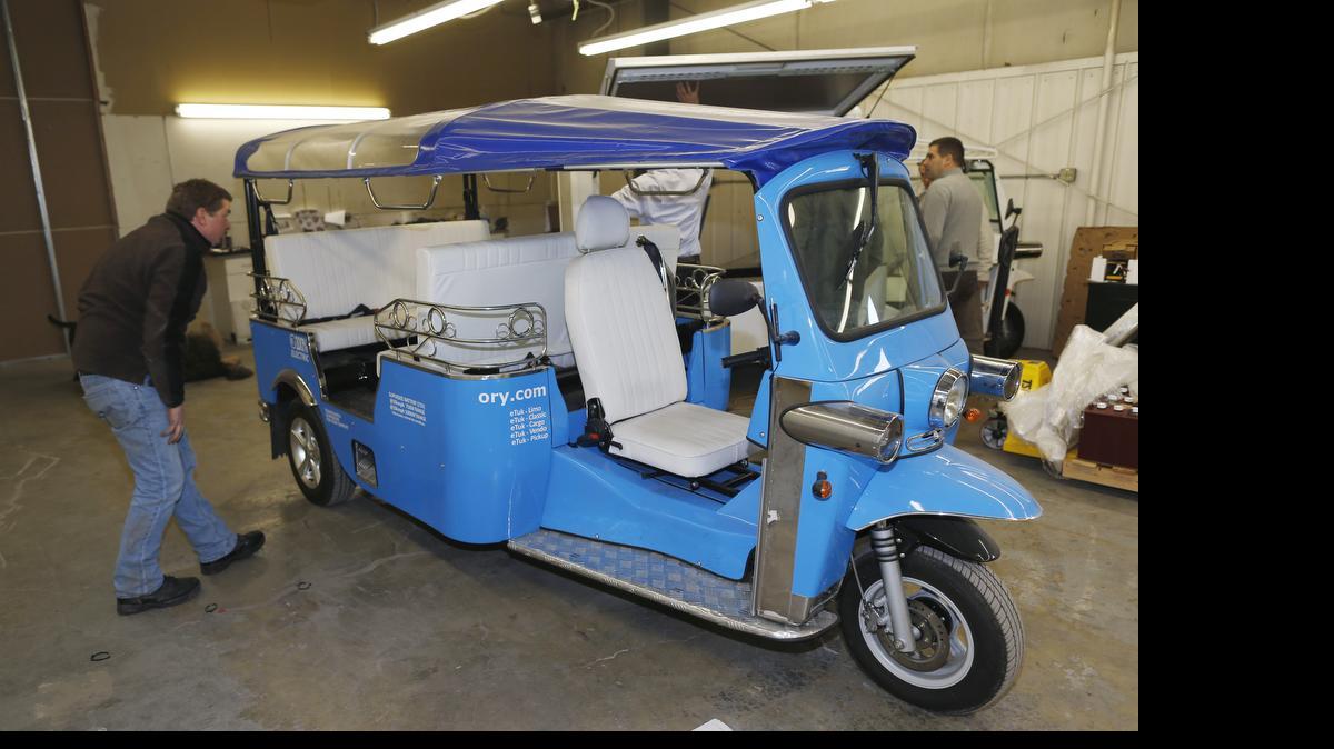
Un técnico da los toques finales a un tuk-tuk eléctrico en la fábrica eTuk de Denver en febrero.
